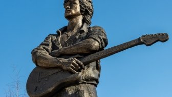 Monument to musician Viktor Tsoi