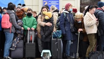 ukraine refugees at train station