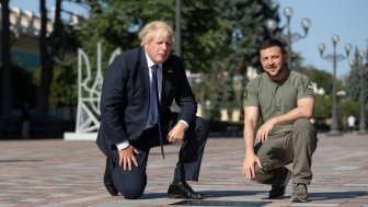 Boris Johnson kneels outside with Volodymyr Zelenksy