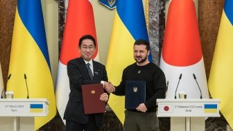 Zelensky and Japanese Prime Minister Fumio Kishida