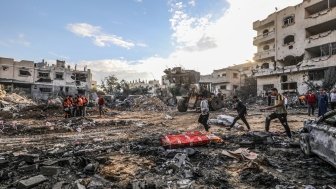  The Palestinian Civil Defense searches for survivors in a house