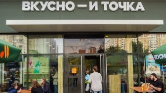 People at the entrance of the fast-food restaurant "Vkusno i tochka" in Moscow