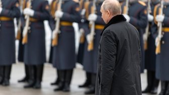 Putin walking in front of soldiers