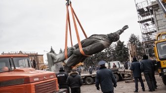 In Zaporizhia, Ukraine, a group dismantles the largest statue of communist leader Vladimir Lenin