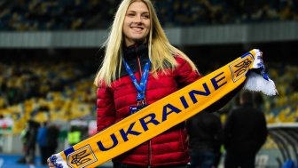 Olha Kharlan holding Ukraine scarf