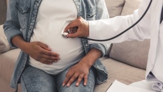 Doctor examining pregnant women 