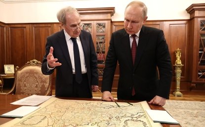 Putin and Zorkin review a 17th century map