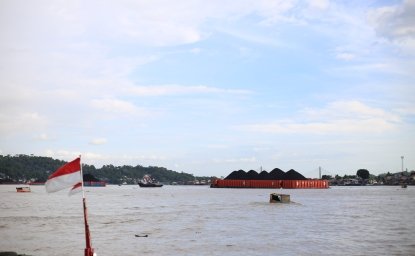 coal barges in samarinda