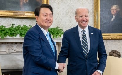 President Yoon shakes hands with President Biden in the Oval Office.