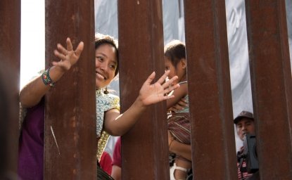 Image - Women boder USMex