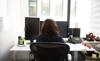 image- women at desk