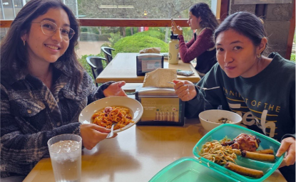 students using reusable food container boxes