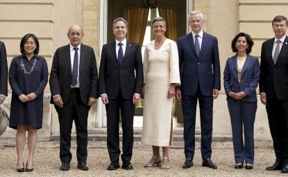 U.S. Secretary of State Antony Blinken, centre left, U.S. Secretary of Commerce Gina Raimondo, third right, European Commission Vice President and Commissioner for Competition Margrethe Vestager, centre right, European Commission Vice President and Commissioner for Trade Valdis Dombrovskis, second right, France's Foreign Minister Jean-Yves Le Drian, third left and other guests pose for a group photo ahead of a dinner at the U.S.-European Union Trade and Technology Council summit, in Paris, France, Sunday,Ma