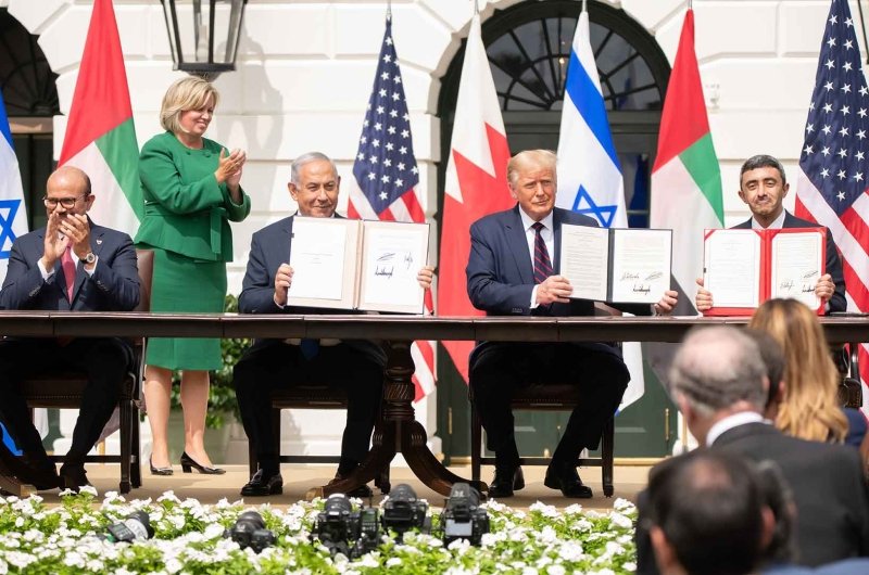 Benjamin Netanyahu, Donald Trump, Abdullatif bin Rashid Al Zayani, and Abdullah bin Zayed Al Nahyan attend the Abraham Accords ceremony in The White House.