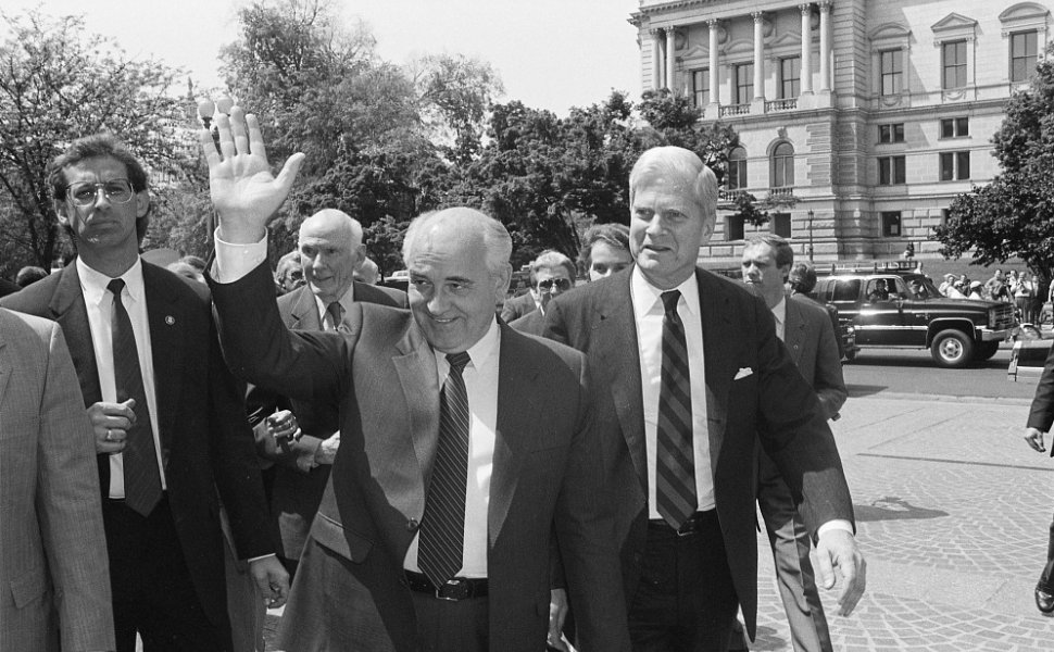 Mikhail Gorbachev and Librarian of Congress James H. Billington walk the capitol grounds