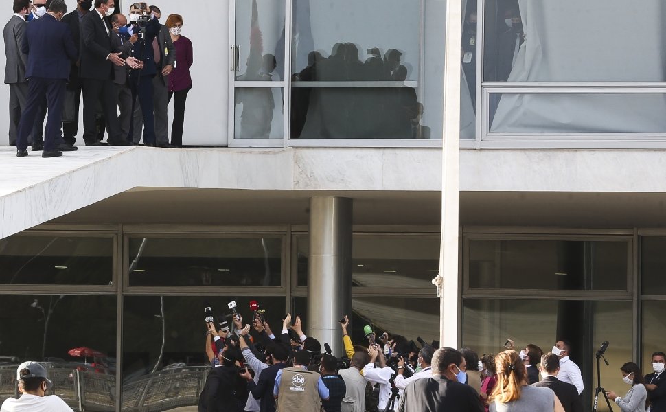 Bolsonaro talks to press from ramp of Planalto 