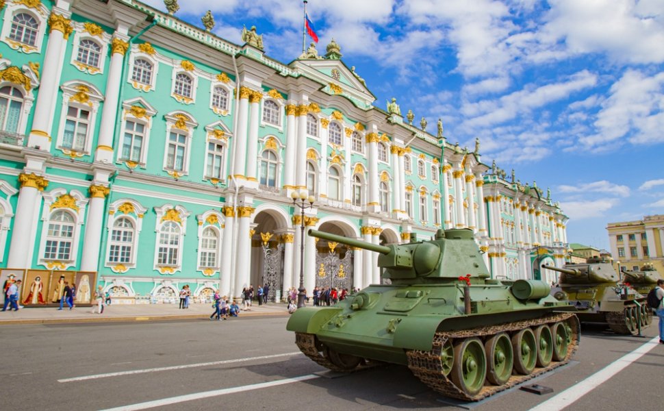 Saint Petersburg. Russia. Tanks in the palace square. T 34. Arms exhibition. Tank on the background of the Hermitage. Defense of Leningrad. Blockade. Second World War. Soviet weapons. 09.08.2017