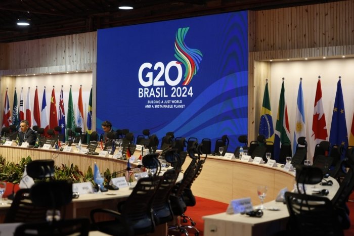 G20 signs in Brazil 2024