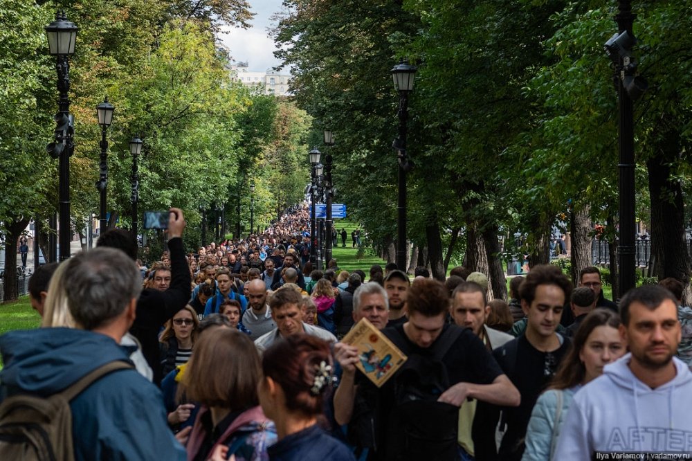 A procession of protesters walks in Moscow during the August 3 protests. Source: Photo credit: Ilya Varlamov, CC-BY-SA 4.0