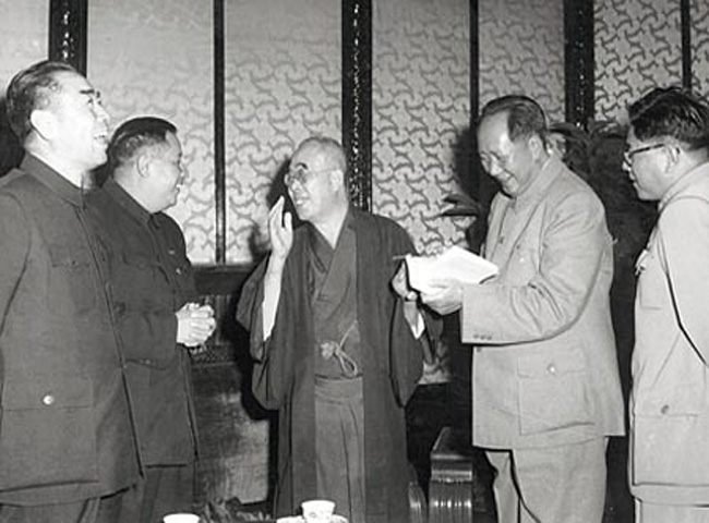 Mao Zedong, Zhou Enlai, and Liao Chengzhi greet visitors from Japan, October 1955