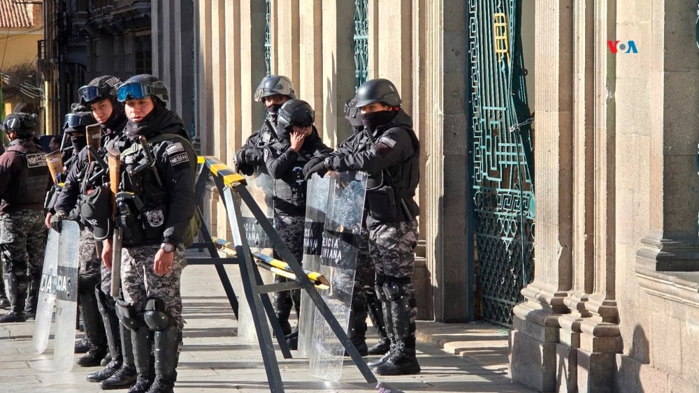 Police outside Plaza Murillo Bolivia 