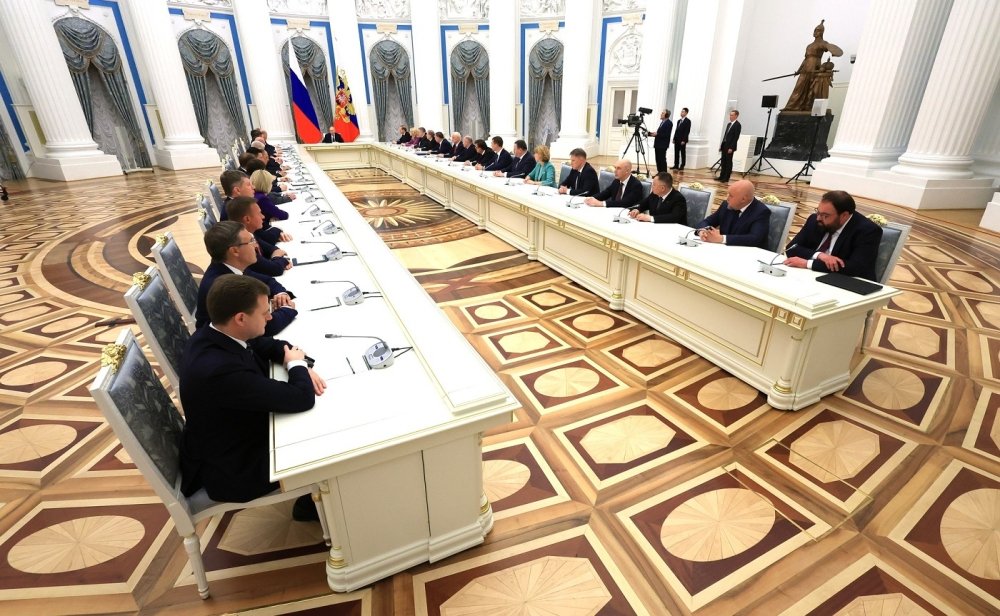 Putin meets with new government