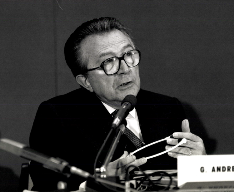 Andreotti (Presidente del Consiglio) at a NATO Summit in Rome, November 1991. Credit: NATO Photo. Source: Istituto Luigi Sturzo, Busta 176_fascicolo 107_1991. Reproduction of this image without the prior authorization of the Istituto Luigi Sturzo is prohibited. All commercial use is forbidden.