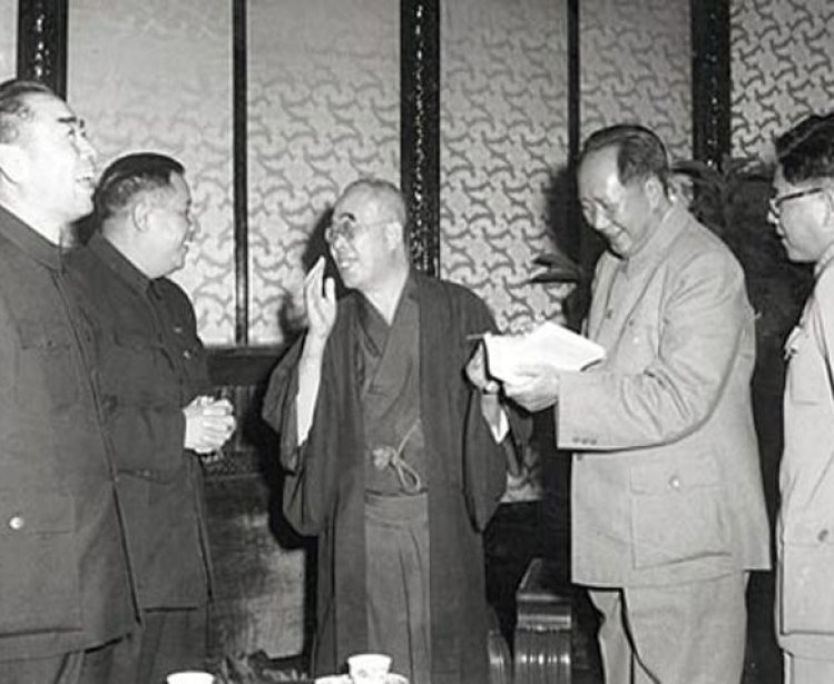 Mao Zedong, Zhou Enlai, and Liao Chengzhi greet visitors from Japan, October 1955