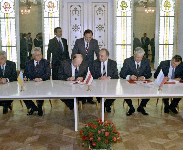  Ukrainian President Leonid Kravchuk (second from left seated), Chairman of the Supreme Council of the Republic of Belarus Stanislav Shushkevich (third from left seated) and Russian President Boris Yeltsin (second from right seated) during the signing ceremony to eliminate the USSR and establish the Commonwealth of Independent States. Viskuly Government House in the Belorusian National Park "Belovezhskaya Forest".
