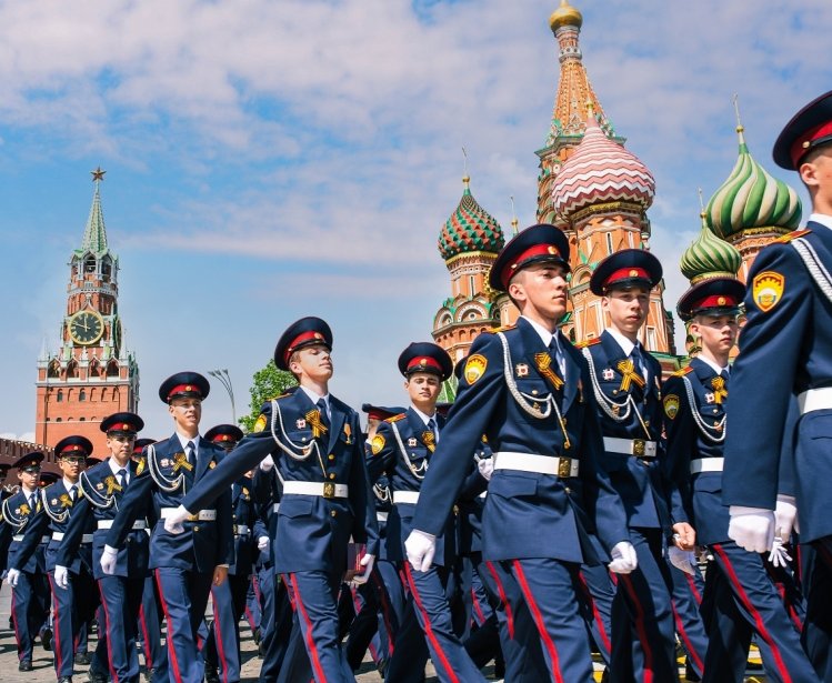 Image of soldiers marching in front of the Kremlin walls in Moscow, Russia