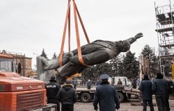 Dismantling Lenin Statue in Zaporizhzhia Ukraine